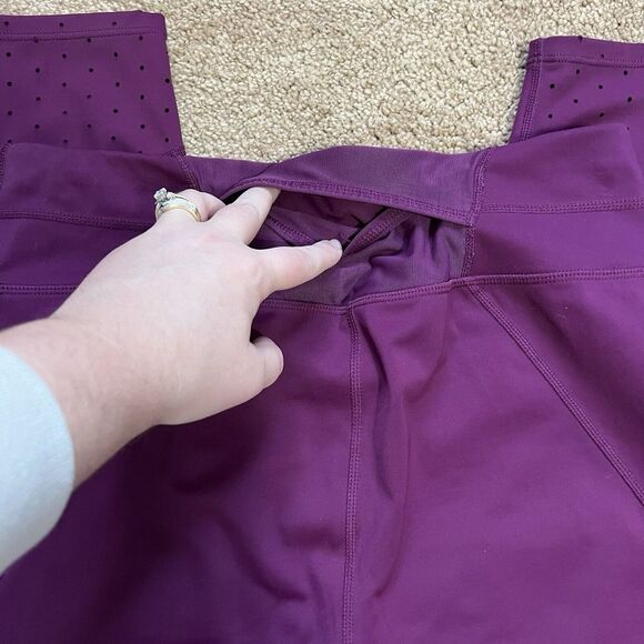 Athleta Maroon Sonar Laser Cut Mesh Capri Leggings - Size Medium T - Picture 8 of 8